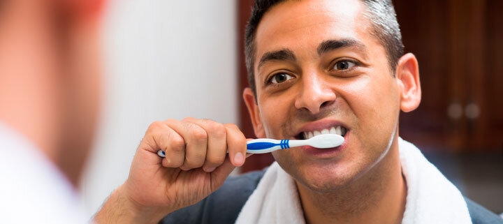 جواب به یک سوال مهم؛ قبل از صبحانه مسواک بزنیم یا بعد از صبحانه؟